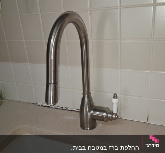 ברז נירוסטה מותקן על כיור מטבח